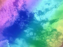 el cielo del arco iris sobre un fondo multicolor utilícelo como fondo o papel tapiz o utilícelo para trabajos de diseño gráfico. hay espacio para escribir un mensaje. foto