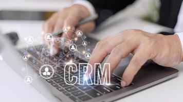 administración de relaciones con los clientes de crm para el concepto de sistema de marketing de ventas comerciales presentado en una interfaz gráfica futurista de la aplicación de servicio para respaldar el análisis de la base de datos de crm. foto