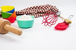 equipo de panadería o utensilios de cocina sobre un fondo blanco. materiales o equipos de cocina para panadería. foto