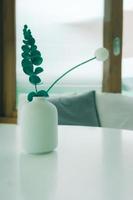 jarrón blanco mínimo con flores decorativas en la sala de estar.