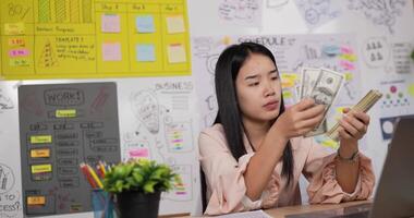 la vista lateral de la mujer está contando billetes de dólar. cajera femenina contando dólares en efectivo. dama con billetes. concepto de finanzas, cheques, ahorros, pagos y administración de dinero. video