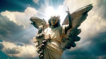 la statue d'un ange sur les nuages en accéléré - boucle video