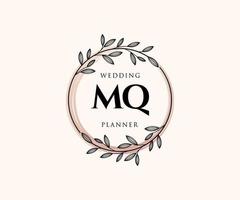 colección de logotipos de monograma de boda con letras iniciales mq, plantillas florales y minimalistas modernas dibujadas a mano para tarjetas de invitación, guardar la fecha, identidad elegante para restaurante, boutique, café en vector