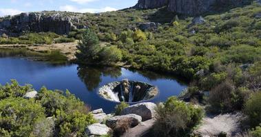 covao dos conchos na serra da estrela, portugal. viagem e aventura. vida nômade. estilo de vida de caminhada. melhores destinos do mundo. construção humana feita no lago. video