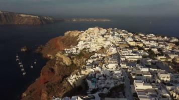 oia santorini luftaufnahme, kykladeninsel im ägäischen meer, griechenland video