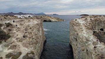 litoral da praia de paralia papafragas em milos, ilha das ciclades mar egeu, grécia video