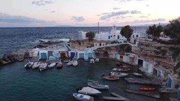 vista aérea del pueblo pesquero de mandrakia en el mar egeo, isla de cyclades, grecia video