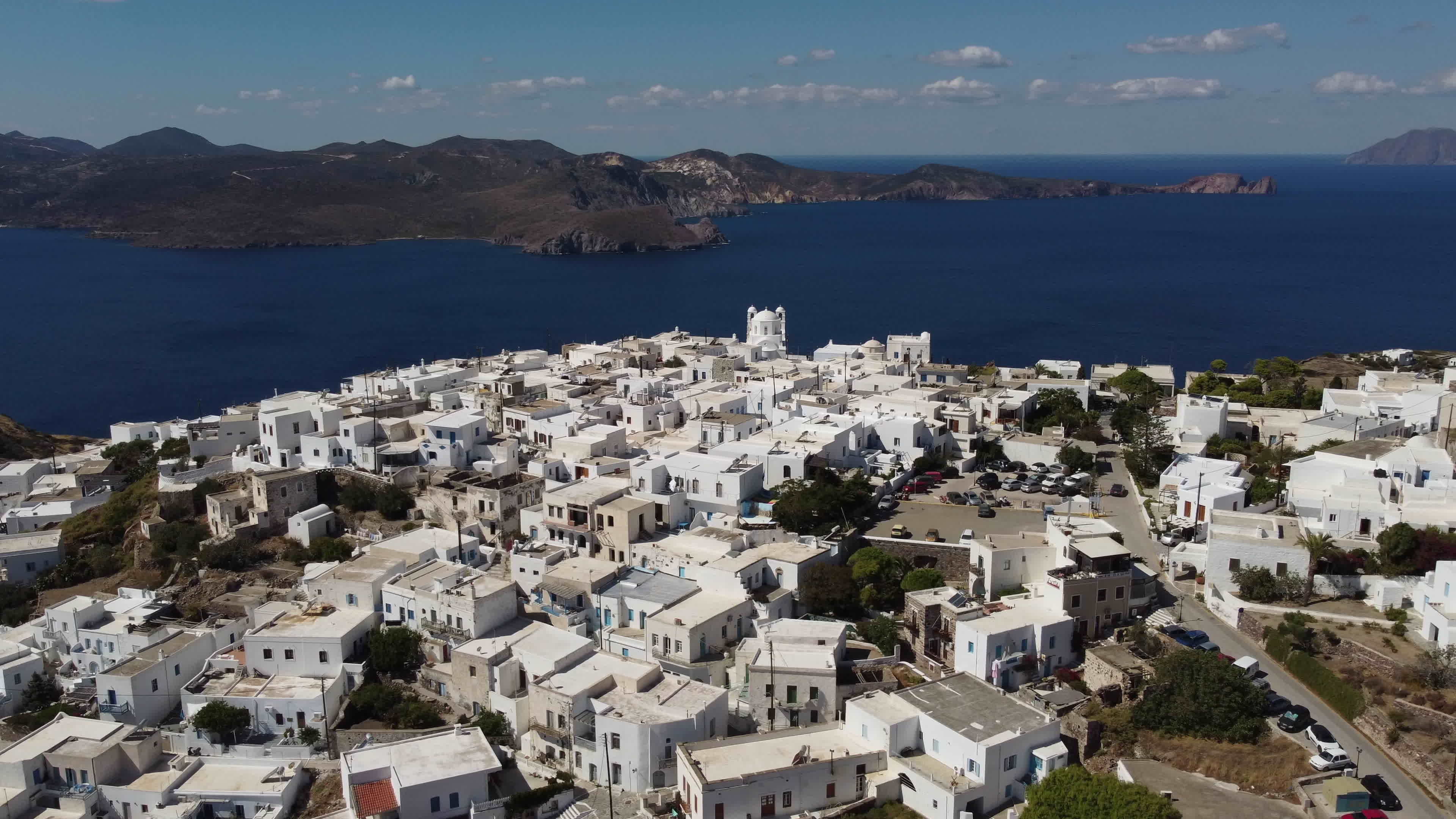 vue aérienne du village de plaka chora à milos île des cyclades en mer vue aérienne du village de plaka chora à milos île des cyclades en mer