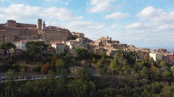 Luftaufnahme von Montepulciano in der Toskana, Italien video