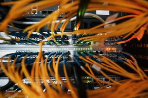 vista de cerca de los equipos y cables de Internet en la sala de servidores foto