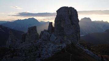 cinque torri ou cinq tours pics de montagne dans les dolomites italiennes près de cortina d'ampezzo, vue aérienne, italie video