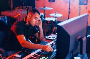 ingeniero de sonido trabajando y mezclando música en interiores en el estudio foto