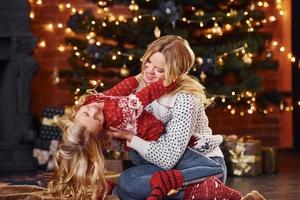 madre y niña divirtiéndose y celebrando las vacaciones de navidad foto