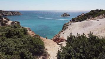 tsigrado strand luftaufnahme in milos, kykladeninsel im ägäischen meer, griechenland video