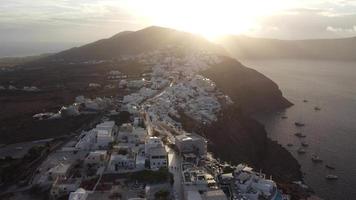 oia santorini luftaufnahme, kykladeninsel im ägäischen meer, griechenland video