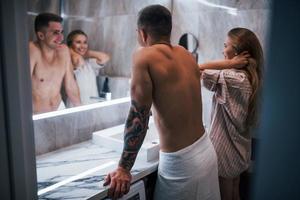 pareja joven juntos en el baño a la hora de la mañana foto