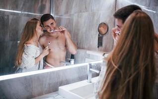 pareja joven juntos en el baño a la hora de la mañana foto