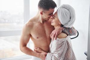 pareja a la hora de la mañana después de la ducha de pie juntos foto