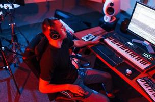 ingeniero de sonido profesional trabajando y mezclando música en interiores en el estudio foto