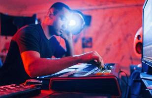 ingeniero de sonido profesional trabajando y mezclando música en interiores en el estudio foto