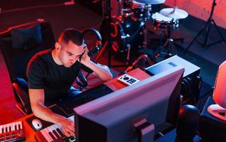 ingeniero de sonido profesional trabajando y mezclando música en interiores en el estudio foto