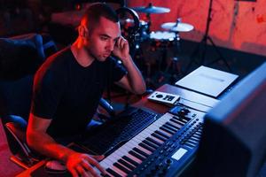 ingeniero de sonido profesional trabajando y mezclando música en interiores en el estudio foto