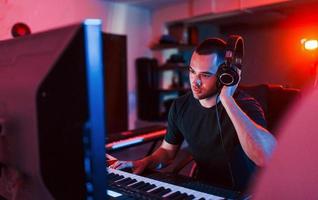 ingeniero de sonido profesional trabajando y mezclando música en interiores en el estudio foto