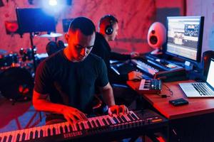 el ingeniero de sonido tiene una sesión de grabación con un pianista en el interior del estudio foto