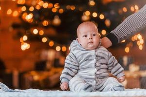 madre con su hijo juntos en una habitación decorada con navidad foto