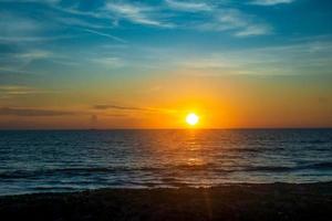 hermosa vista de la puesta de sol del mar, espectacular cielo de la puesta de sol sobre el océano foto