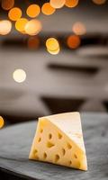 forma de triángulo de queso suizo foto