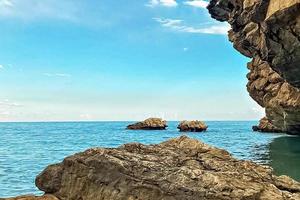 playa rocosa salvaje del mar mediterráneo. antecedentes. foto