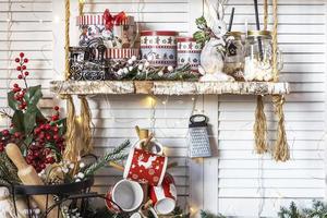 mesa en la cocina con utensilios de cocina y estanterías decoradas con juguetes navideños foto