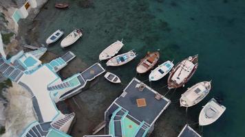 vista aérea del pueblo pesquero de mandrakia en el mar egeo, isla de cyclades, grecia video