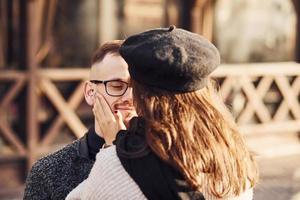 feliz pareja multirracial juntos al aire libre en la ciudad. chica asiática con su novio caucásico foto