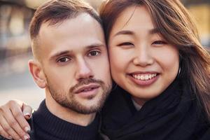 retrato de pareja multirracial. chica asiática con su novio caucásico foto