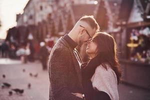 hermosa luz del sol. feliz pareja multirracial juntos al aire libre en la ciudad foto