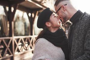 pareja multirracial juguetona y encantadora juntos al aire libre en la ciudad. chica asiática con su novio caucásico foto