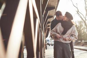 pareja multirracial juguetona y encantadora juntos al aire libre en la ciudad. chica asiática con su novio caucásico foto