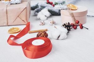 hermosas cajas de regalo. vista superior del marco festivo de navidad con decoraciones de año nuevo foto