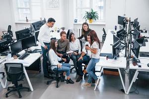 grupo concentrado de personas que trabajan en un nuevo proyecto en la oficina foto