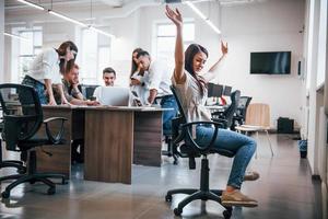 jóvenes empresarios trabajando juntos en la oficina moderna foto