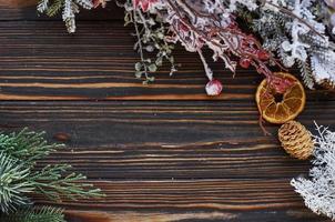 ramas de abeto verde. vista superior del marco festivo de navidad con decoraciones de año nuevo foto