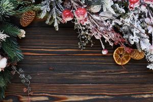 ramas de abeto verde. vista superior del marco festivo de navidad con decoraciones de año nuevo foto