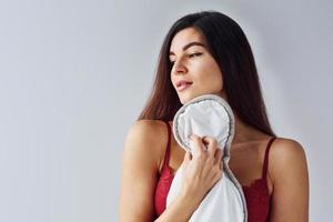 mujer en ropa interior en el estudio con fondo blanco foto