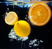 limón y naranja en el agua foto