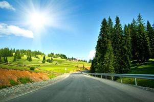 a lo largo de la carretera foto