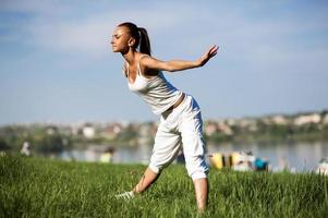 mujer haciendo fitness foto