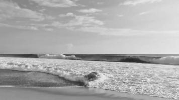 extremamente grandes ondas de surfista na praia puerto escondido méxico. video