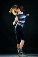 mujer joven bailando foto